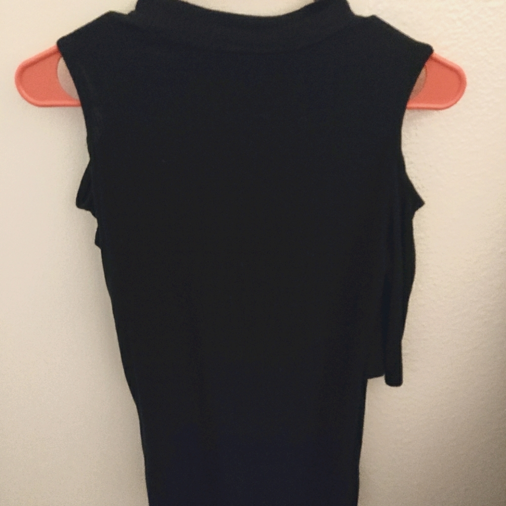American High 3/4 Sleeve Cold Shoulder Mock Neck